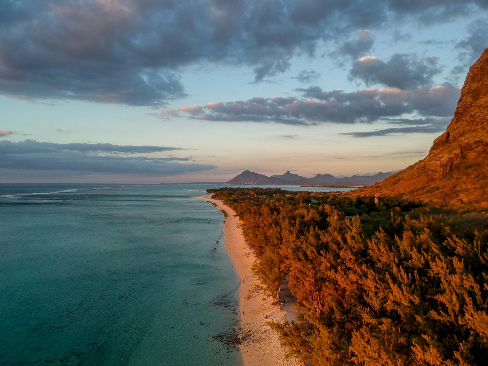 Le Morne partja naplementekor